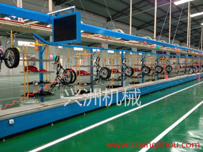 Motorcycle assembly line with synchronous conveyor line